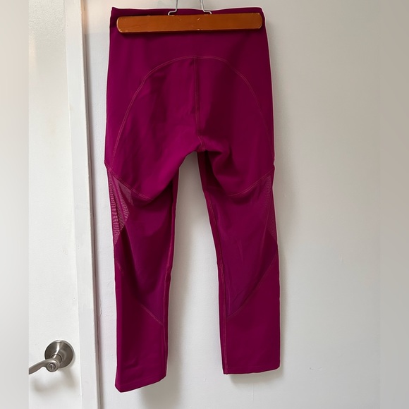 Lululemon cropped leggings, bright pink with mesh panels and zipper pockets - Picture 2 of 3